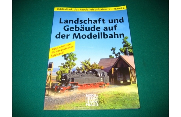 Landschaft und Gebäude auf der Modellbahn