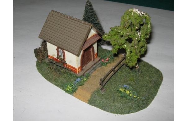 Kleines Diorama mit Kapelle