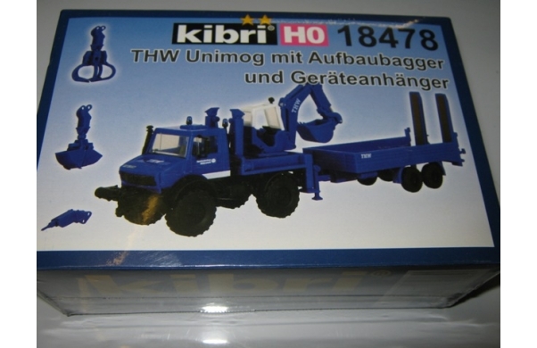 THW Unimog mit Aufbaubagger