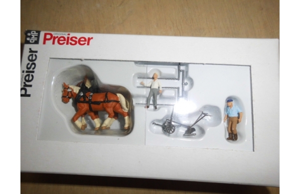Bauer mit Pflug und zwei Pferden