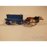 Pferde mit blauem Holzwagen