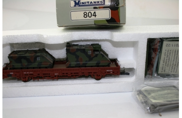 Rungenwagen mit zwei Bundeswehrfahrzeugen