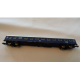 vierachsiger Personenwagen blau