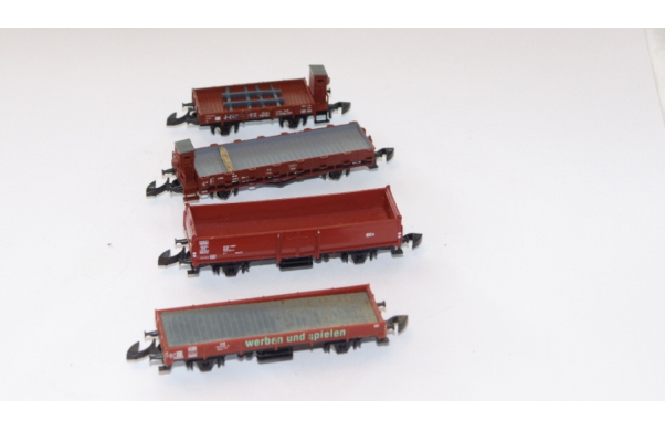 4 kleine Güterwagen